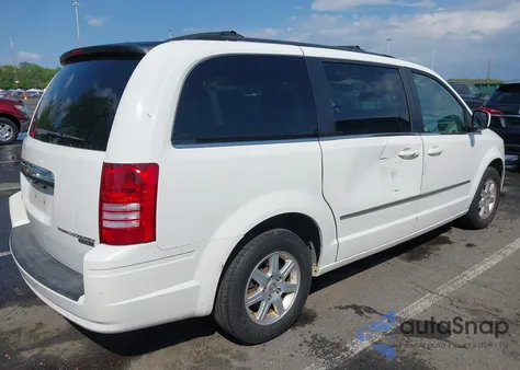 2010 Chrysler Town & Country Touring z USA, uszkodzony, nr VIN 2A4RR5D17AR189762